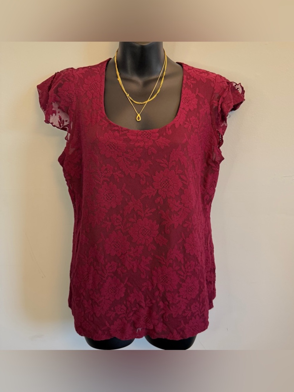 🌺 Burgundy Floral Lace Top